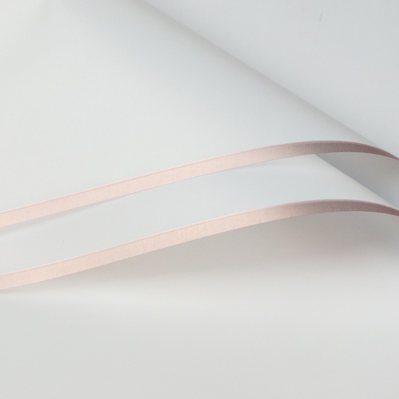 Mat bloemeninpakpapier met goudrand