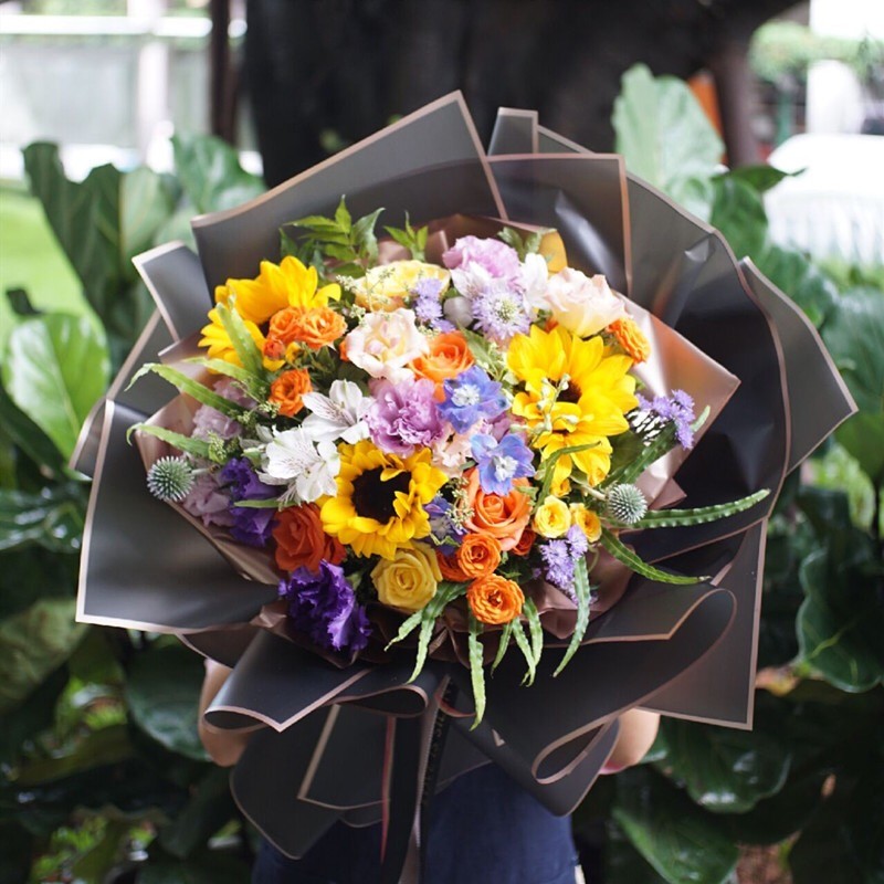 Mat bloemeninpakpapier met goudrand