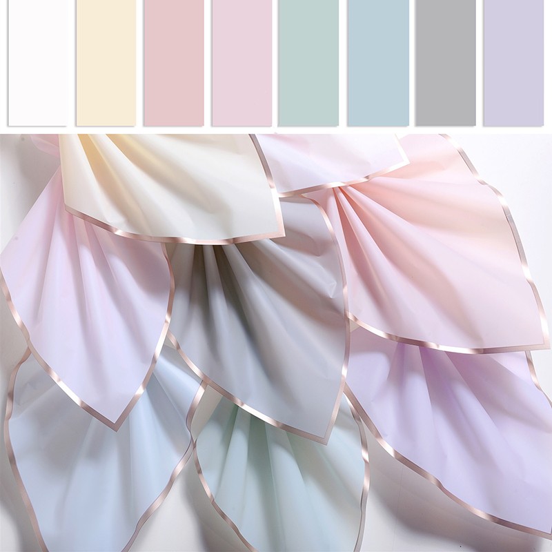 Mat bloemeninpakpapier met goudrand