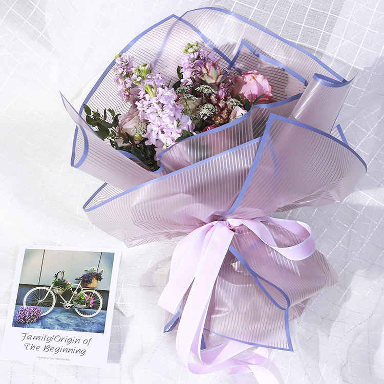 Gestreept inpakpapier met bloemen
