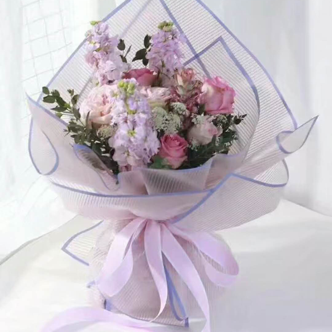 Gestreept inpakpapier met bloemen