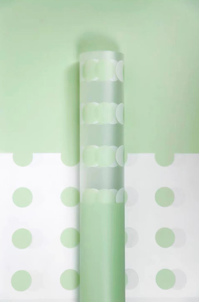 Transparant inpakpapier met stippenbloemen