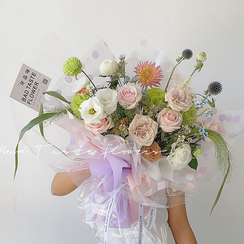 Transparant inpakpapier met stippenbloemen