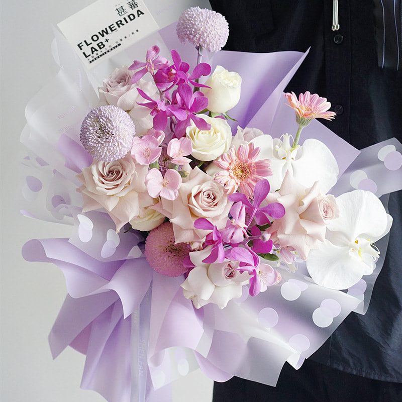 Transparant inpakpapier met stippenbloemen