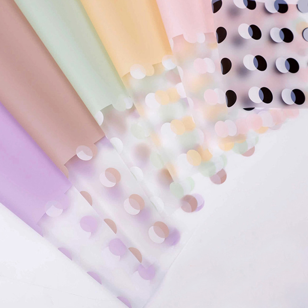 Transparant inpakpapier met stippenbloemen