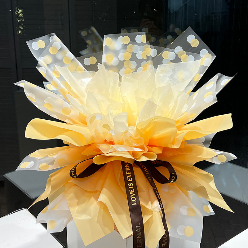Transparant inpakpapier met stippenbloemen