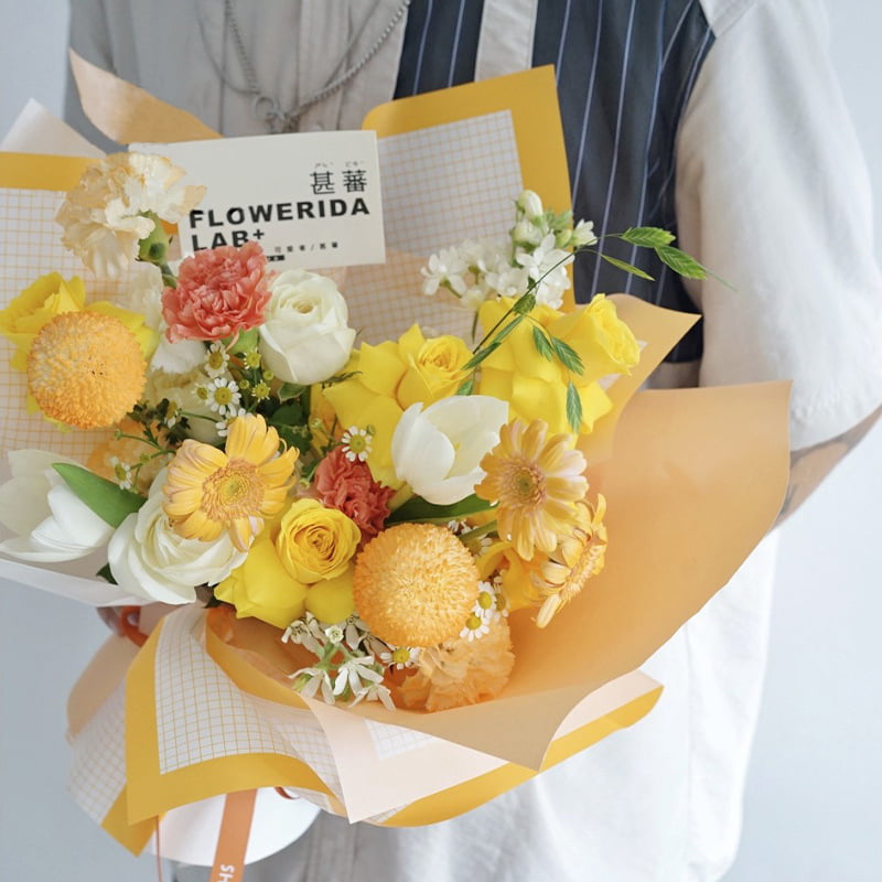 Dubbelzijdig geruit iriserend bloemeninpakpapier