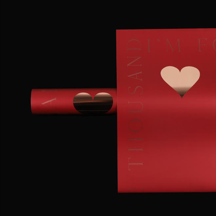 Hartvormig inpakpapier met gouden stempel