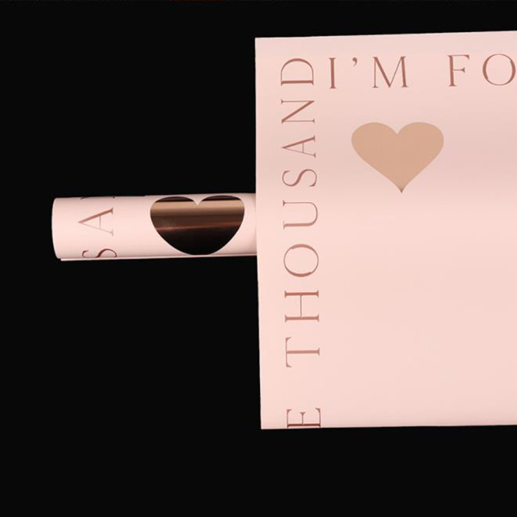 Hartvormig inpakpapier met gouden stempel