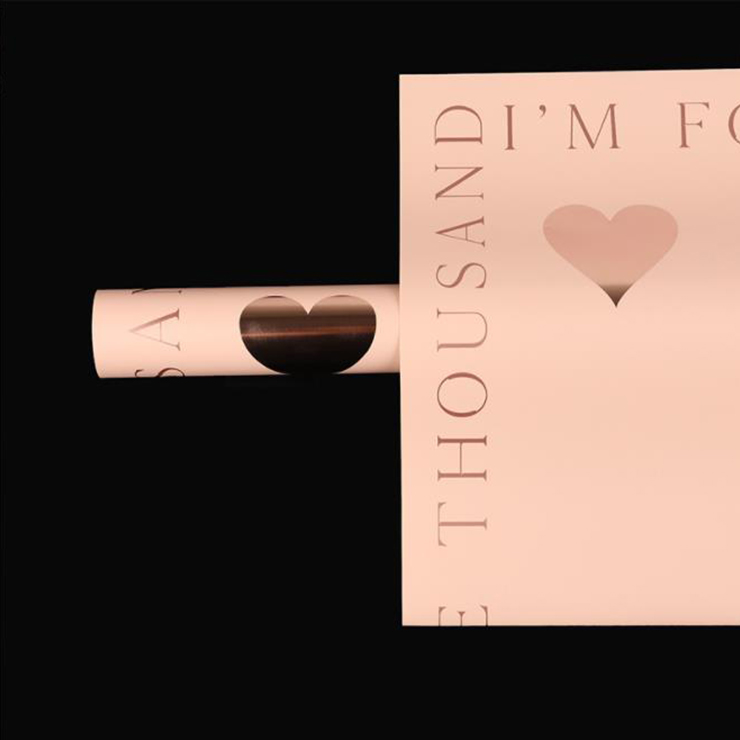 Hartvormig inpakpapier met gouden stempel