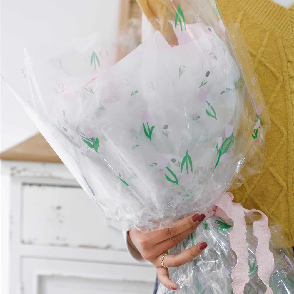 Boeket dik inpakpapier met artistieke woorden