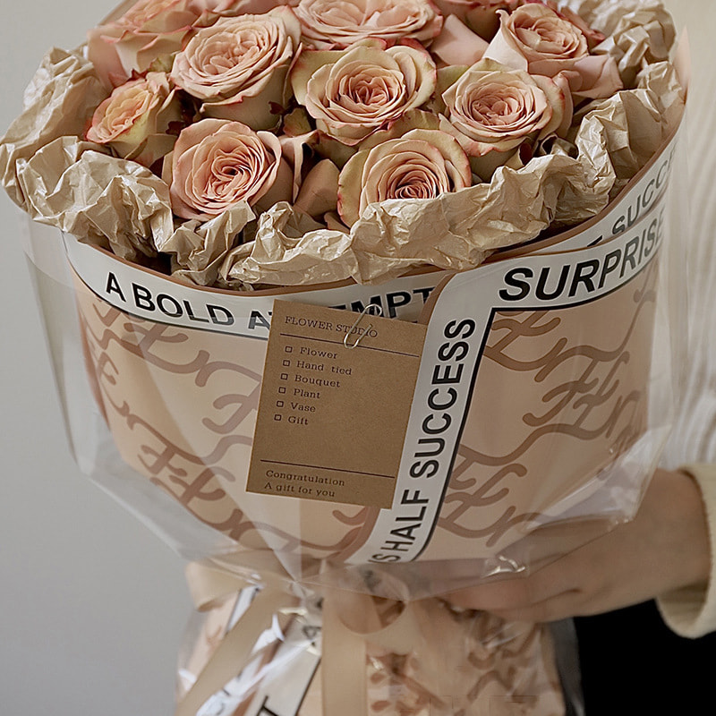 Merknaam Hera bloemeninpakpapier in verschillende kleuren