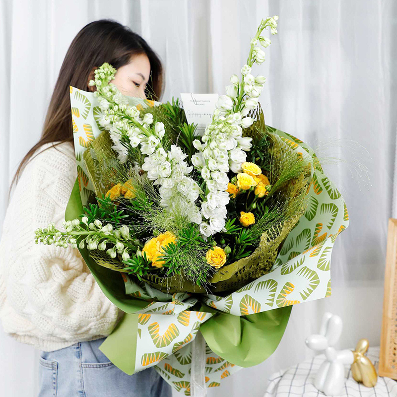 Zes felgekleurd bloemeninpakpapier met bladmotief