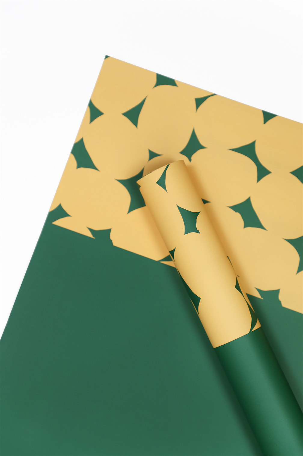 Tweekleurig inpakpapier met stippenbloemen
