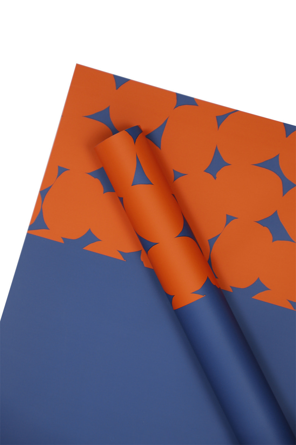 Tweekleurig inpakpapier met stippenbloemen