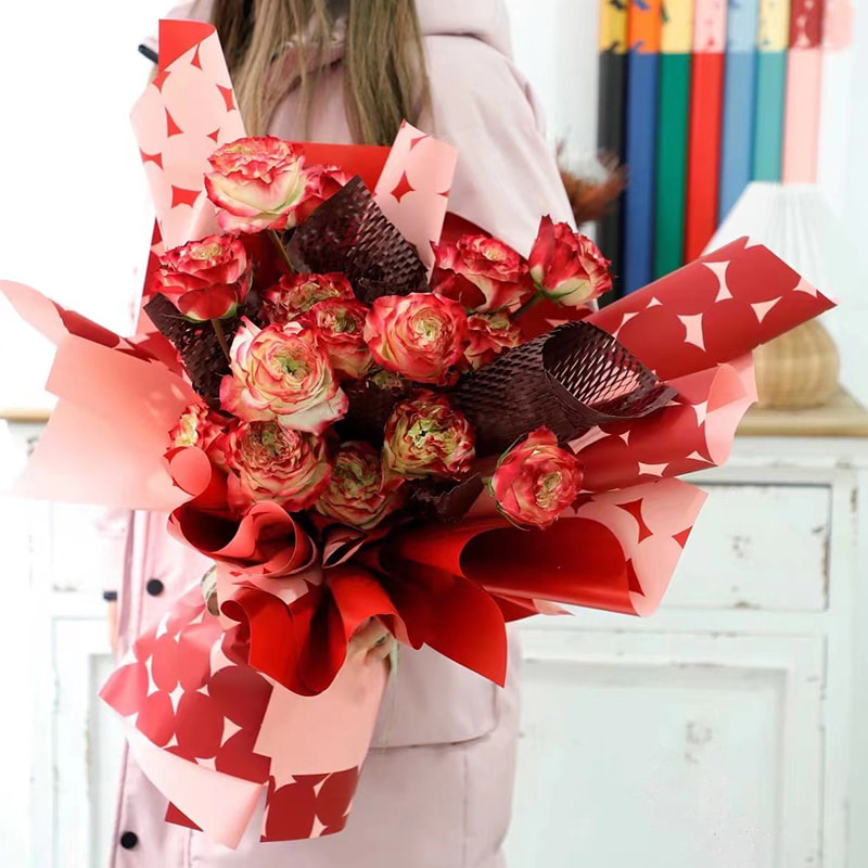 Tweekleurig inpakpapier met stippenbloemen