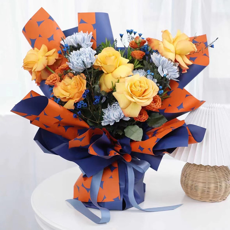 Tweekleurig inpakpapier met stippenbloemen