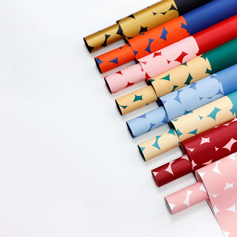Tweekleurig inpakpapier met stippenbloemen