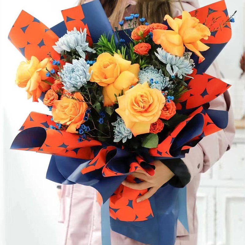 Tweekleurig inpakpapier met stippenbloemen