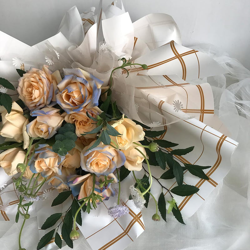 Inpakpapier met acht kleuren geruite bloemen