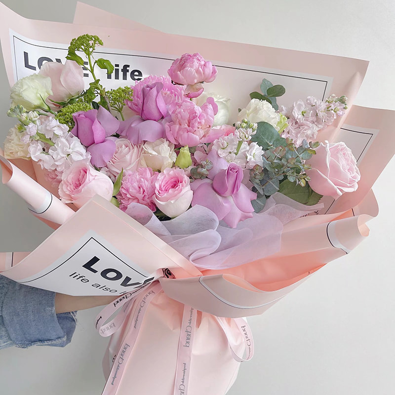 Inpakpapier met gladde letters en bloemen