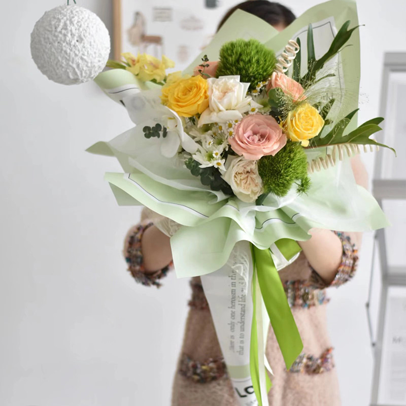 Inpakpapier met gladde letters en bloemen