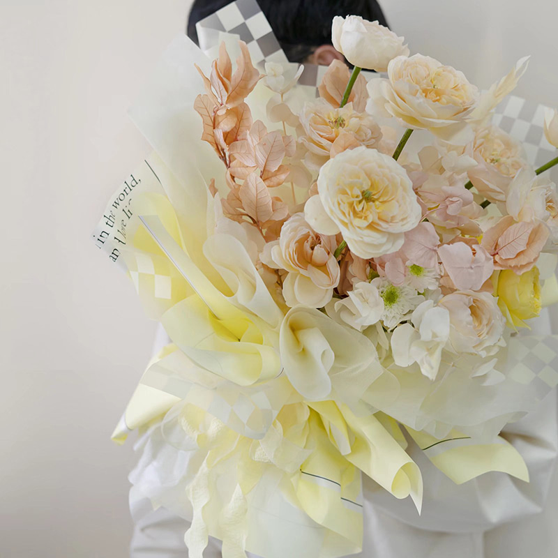 Inpakpapier met gladde letters en bloemen