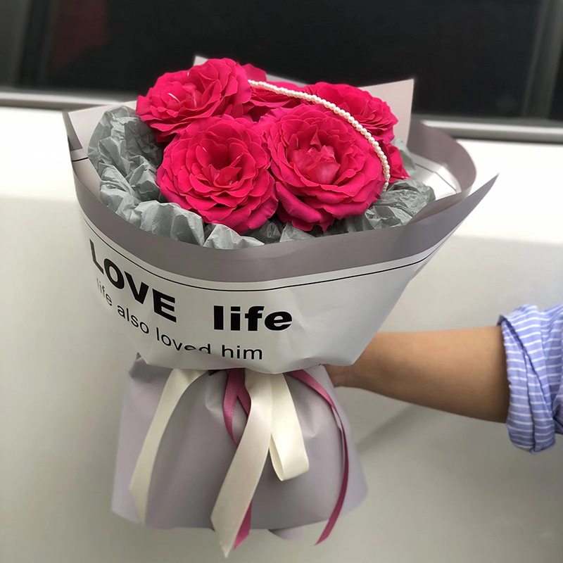 Inpakpapier met gladde letters en bloemen