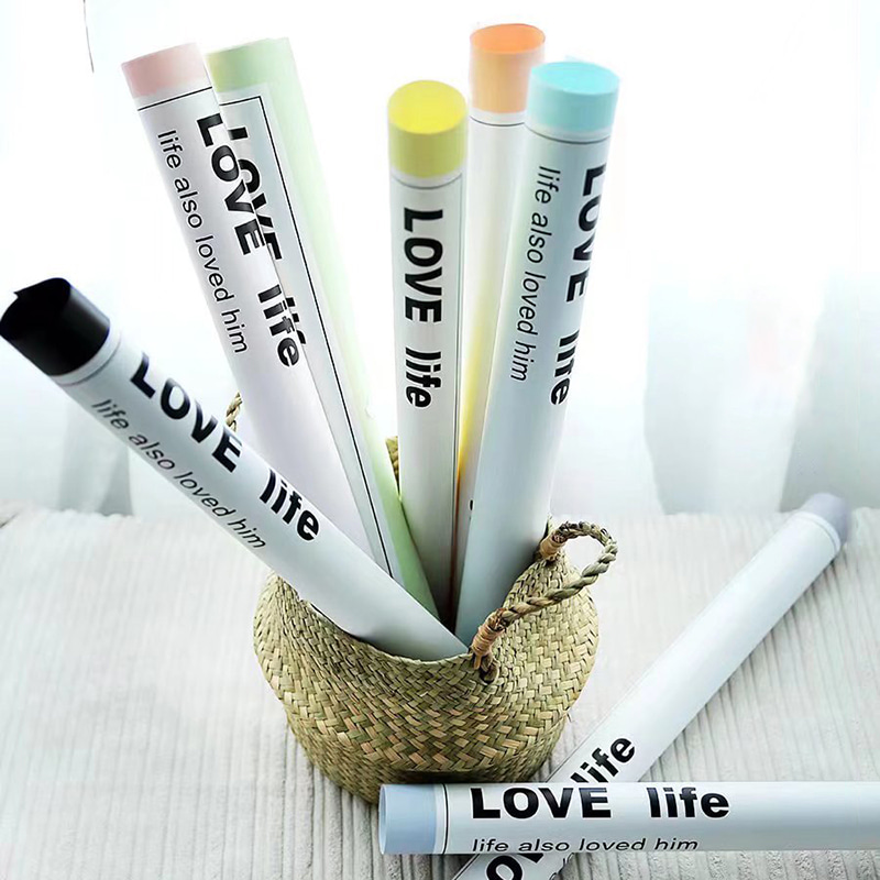 Inpakpapier met gladde letters en bloemen