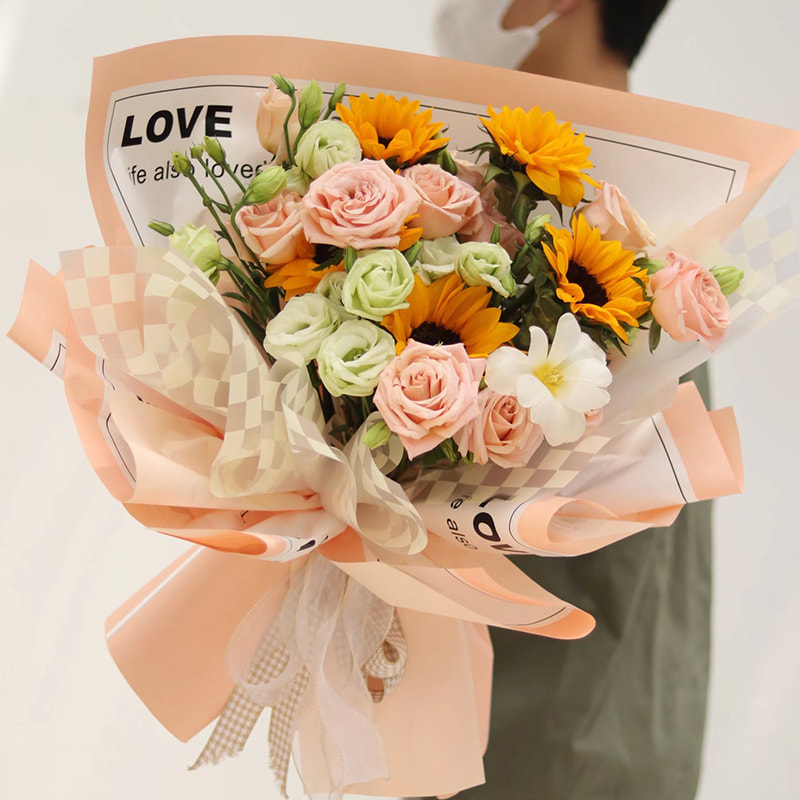 Inpakpapier met gladde letters en bloemen